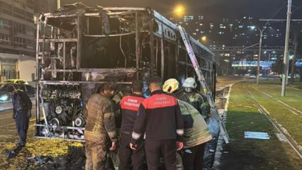 İzmir'de seyir halindeki belediye otobüsü yandı