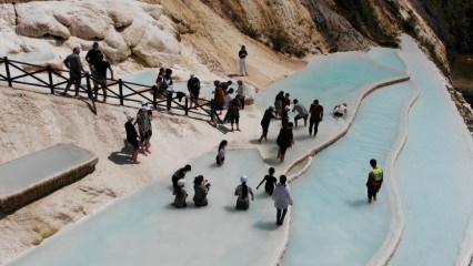 Karadeniz’in Pamukkalesi! Turkuaz rengiyle ilgi topluyor