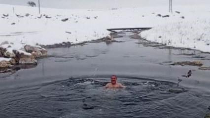 Karlı havada suya girdi! O anlar izleyenleri titretti