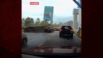 Malezya'da feci kaza: Tonlarca ağırlıktaki metal kirişlerin altında kaldı