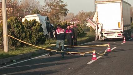 Tırın r&ouml;morkuna &ccedil;arpan minib&uuml;steki 1 kişi &ouml;ld&uuml;, 2 kişi de yaralandı