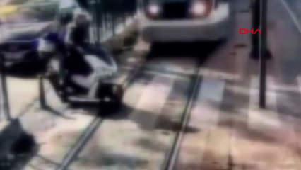 Tramvay yoluna kontrolsüz dalan sürücü ölümden döndü