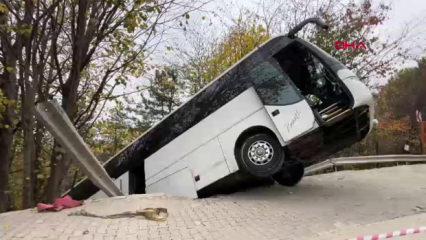 Yokuşta park edilen tur otobüsü, hareket edince şarampole düştü