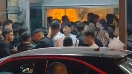 D&uuml;ğ&uuml;n salonu ringe d&ouml;nd&uuml;! Tekme tokatlı kavga kamerada