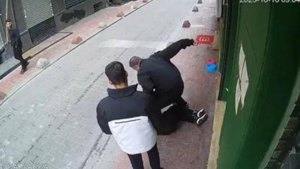 Beyoğlu’nda yere yatırıp defalarca yumruk attı: Kafasını tekmeledi