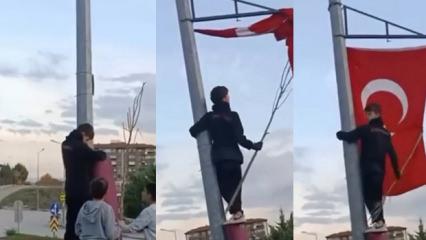 Bursa’da çocukların Türk bayrağı hassasiyeti: Direğe tırmanıp düzelttiler
