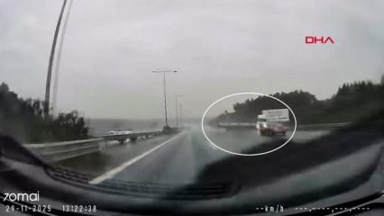 Kaygan yolda feci kaza: TIR şarampole devrildi