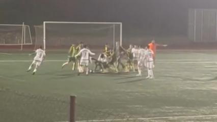 Futbolcular birbirlerini acımasızca dövdü: Kavga saniye saniye kaydedildi