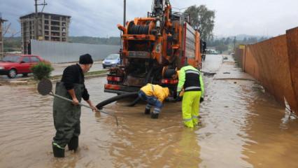 İzmir'i sağanak vurdu: Rüzgar nedeniyle cami minaresi devrildi