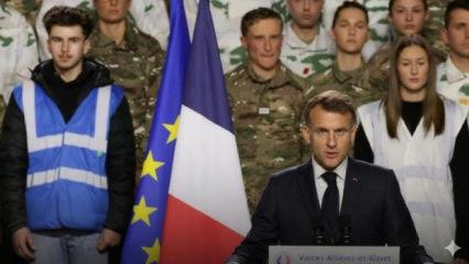 Macron'un arkasındaki Fransız askerin g&ouml;r&uuml;nt&uuml;s&uuml; dikkat &ccedil;ekti