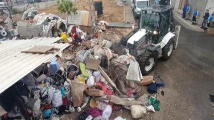 Kötü koku gelen evden 10 kamyon çöp çıkartıldı!