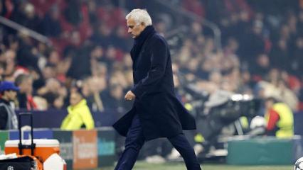 Mourinho taca çıkan topu alıp yedek kulübesinin arkasına attı: Saha karıştı