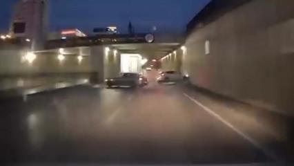 Otomobiliyle makas atarken kaza yaptı: Araç kamerasına yansıdı