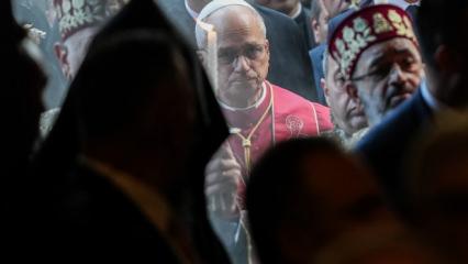 Papa T&uuml;rkiye'deyken manidar takdim: Papalık'ın 5 asırlık zulm&uuml;n&uuml; belgeleyen esere &ouml;d&uuml;l