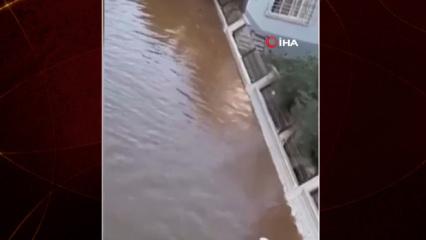 Patlayan su borusu siteyi yuttu!