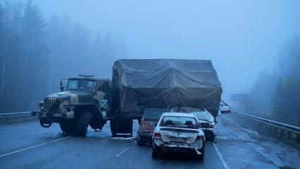 Rus askeri kamyonu 4 aracı ezdi Feci kaza kamerada