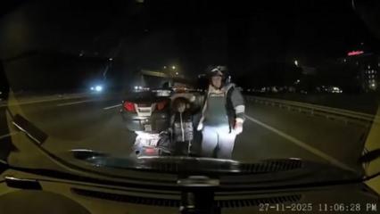 TEM’de tehlikeli anlar: Yanındaki çocukla birlikte yolun ortasında durdu