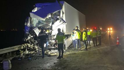 TIR, emniyet şeridinde park halindeki otobüse çarptı: Çok sayıda yaralı var!