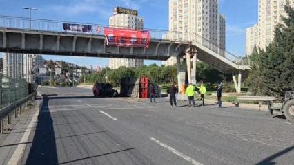 İstanbul'da TIR üst geçide çarptı: Yol trafiğe kapatıldı!
