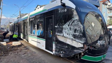 Tramvay ile çöp kamyonu çarpıştı: 3 yaralı