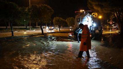 Turizm beldesi sağanağa teslim oldu! Ev ve iş yerlerini su bastı