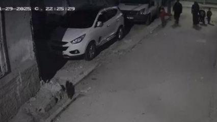 Adana'da kan donduran anlar! 8 yaşındaki kızının başını arabaya vurup yere fırlattı