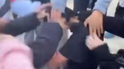 Antalya'da ilkokul bahçesinde akranları kız öğrenciyi acımasızca darbetti