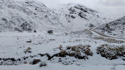 Antalya'nın y&uuml;ksek kesimleri beyaza b&uuml;r&uuml;nd&uuml;
