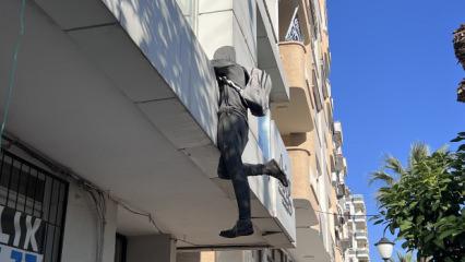 Bir binanın penceresindeki cansız mankeni gören polisi arayıp taş atıyor