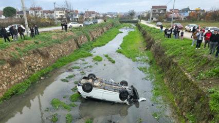 Dereye devrilen otomobildeki 3 kişi yaralandı