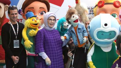 Emine Erdoğan: Dijital dönüşümün olumsuz etkilerine karşı koruyacak olan güçlü ailelerdir