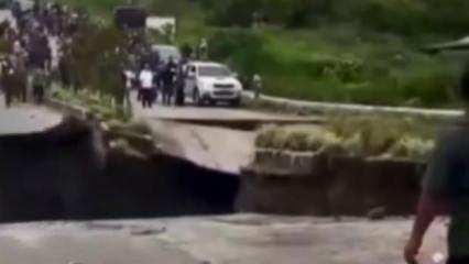  Endonezya'dan şoke eden g&ouml;r&uuml;nt&uuml;ler! 4 şeritli yol saniyeler i&ccedil;inde b&ouml;yle &ccedil;&ouml;kt&uuml;