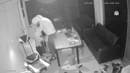 Fatih&rsquo;te 200 kiloluk &ccedil;elik kasayı b&ouml;yle &ccedil;almışlar