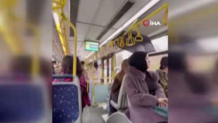 İETT otobüsünde yağmur yağdı, yolcular şemsiye açtı