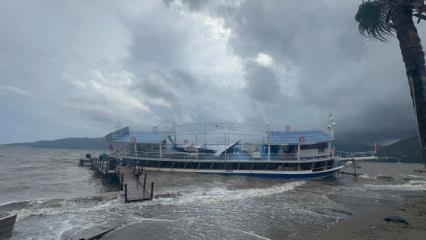 İskeleye çarparak karaya oturan tekne için kurtarma çalışmaları başladı