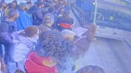 İstanbul'da kahreden kaza! 14 yaşındaki kız metrobüsün altında kaldı!  