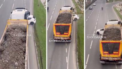 İzmir&rsquo;de hafriyat kamyonu otomobili 100 metre s&uuml;r&uuml;kledi