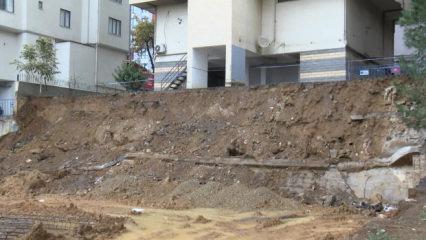 Kadık&ouml;y&rsquo;de yağışın etkisiyle 5 katlı binanın istinat duvarı &ccedil;&ouml;kt&uuml;