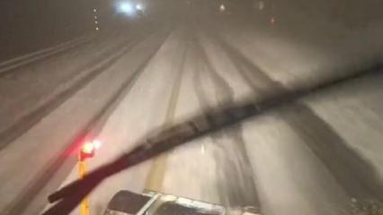 Kara yolu beyaza büründü: Turizm beldesine yılın ilk karı yağdı!