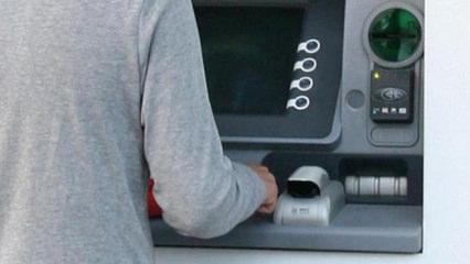 Kartını yutan ATM'ye sinirlendi, güvenlik görevlisini bıçakladı