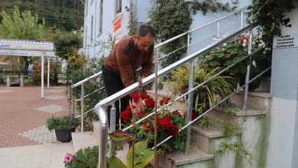 K&ouml;y imamı g&ouml;rev yaptığı caminin &ccedil;evresini &ccedil;i&ccedil;eklerle donattı