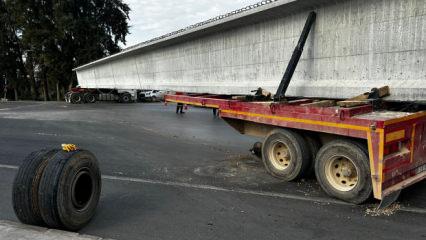 Mersin&rsquo;de 60 ton k&ouml;pr&uuml; ayağı taşıyan tırın tekeri koptu