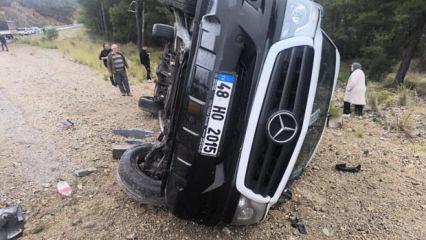 Muğla'da yolcu minib&uuml;s&uuml; devrildi: 3 yaralı