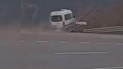 O anlar kan dondurdu! İş&ccedil;ileri taşıyan minib&uuml;s şarampole u&ccedil;tu