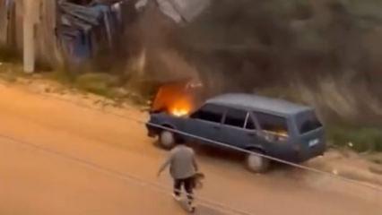 Seyir halindeyken alev alev yanan otomobilini kovayla su d&ouml;k&uuml;p s&ouml;nd&uuml;rd&uuml;