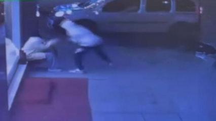 Sultangazi'de kapka&ccedil; girişimi: Telefonu alamayınca ka&ccedil;tı