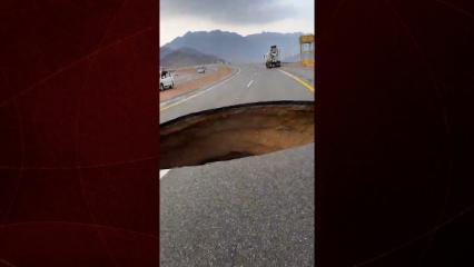 Suudi Arabistan'da oluşan dev obruk g&ouml;renleri hayrete uğrattı!