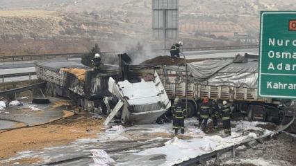 TAG Otoyolu'nda çarpışan 3 tır yandı