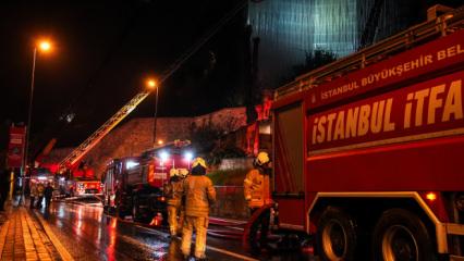 Üsküdar'da ahşap köşkte çıkan yangın söndürüldü