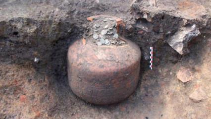 Yerin altından &ccedil;ıkan antik kumbara şok etti! Fransa'daki kazıda 1700 yıllık keşif! 